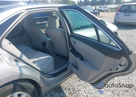 2015 Toyota Camry Le z USA, uszkodzony, nr VIN 4T1BF1FK8FU945071